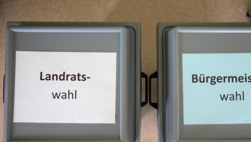 Zettel mit der Aufschrift "Landratswahl" und "Bürgermeisterwahl" liegen auf den Wahlurnen in einem Wahllokal. Foto: arifoto UG/Archiv Zettel mit der Aufschrift "Landratswahl" und "Bürgermeisterwahl" liegen auf den Wahlurnen in einem Wahllokal. Foto: arifoto UG/Archiv