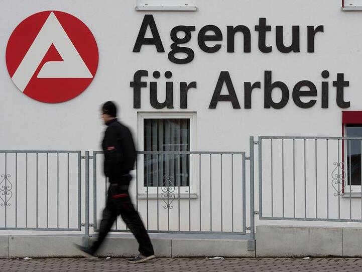 "Viele Firmen werden schlussendlich doch nicht um Kapazitätsanpassungen, sprich Jobstreichungen oder gar eine Insolvenz, herumkommen", prognostiziert eine Volkswirtin.