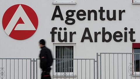 "Viele Firmen werden schlussendlich doch nicht um Kapazitätsanpassungen, sprich Jobstreichungen oder gar eine Insolvenz, herumkommen", prognostiziert eine Volkswirtin.
