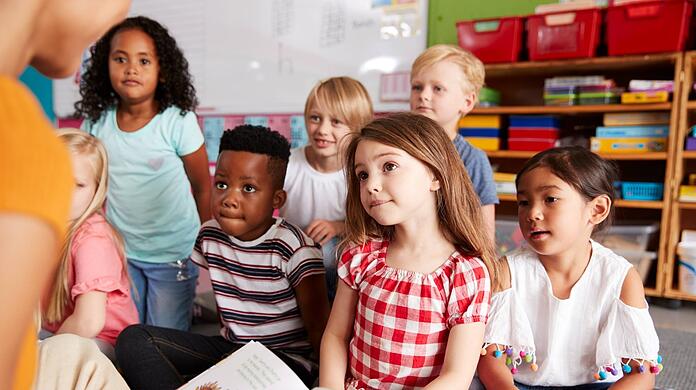 "Was steht denn da?" Vorlesen ist oft der Schlüssel dazu, dass Kinder Lust darauf bekommen, lesen zu lernen.