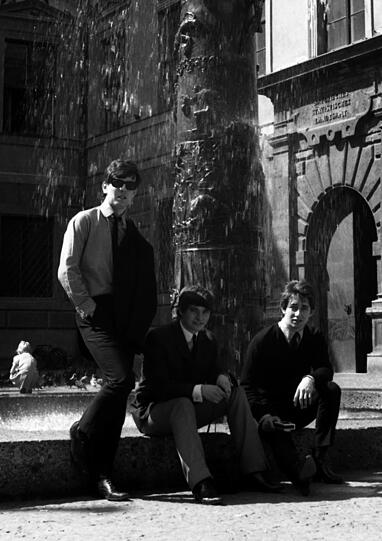 Der Münchner Uli Handel (Mitte) empfing Graham Nash (links) und Toni Hicks von The Hollies im August 1965 in München und betreute sie in den anschließenden 6 Tagen und Nächten. Das Foto stammt von Toni Hill, dem damaligen Hollies Roadmanager