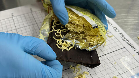 Goldschmuck, versteckt in Instant Nudeln.