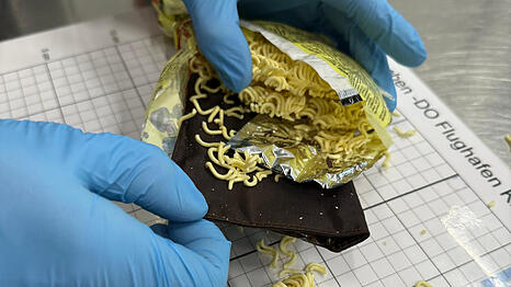 Goldschmuck, versteckt in Instant Nudeln.