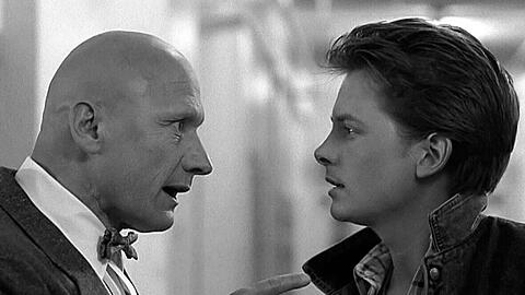 James Tolkan, hier zu sehen in einer Szene mit Michael J. Fox in "Zur&uuml;ck in die Zukunft".