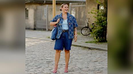 Jeans-Shorts in einer neuen L&auml;nge erobern gerade die sommerlichen Styles: Statt Hotpants tragen Modefans jetzt Jeans in Kniel&auml;nge.