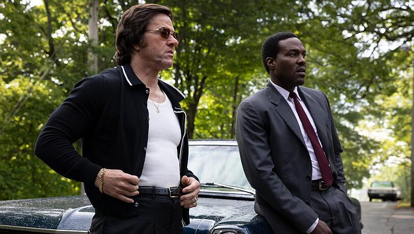 Yahya Abdul-Mateen II (r.) und Mark Wahlberg in "By Any Means".