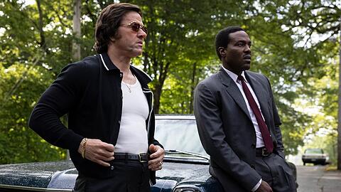 Yahya Abdul-Mateen II (r.) und Mark Wahlberg in "By Any Means".