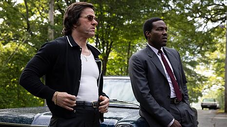 Yahya Abdul-Mateen II (r.) und Mark Wahlberg in "By Any Means".
