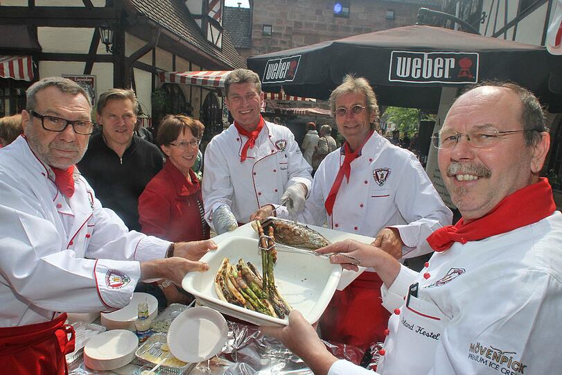 Roland Kestel, Hermann Wiegner, Stefan Krauter und Hans Zehgruber (v.r.) verwöhnten die Besucher mit gegrilltem Spargel im Speckmantel.