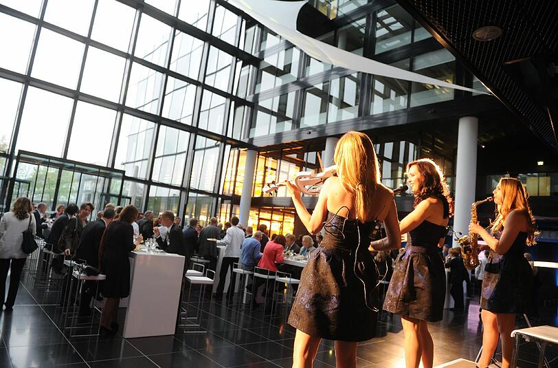Volles Haus: das Foyer der &bdquo;Süddeutschen Zeitung&ldquo; in Zamdorf.
