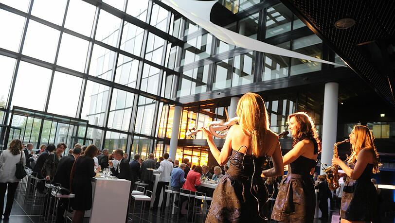 Volles Haus: das Foyer der „Süddeutschen Zeitung“ in Zamdorf. Volles Haus: das Foyer der „Süddeutschen Zeitung“ in Zamdorf.