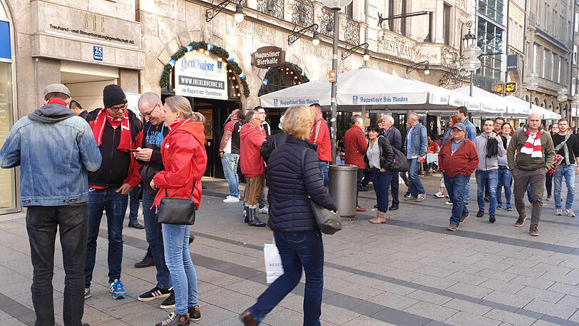 Friedliches Zusammentreffen von Fans in der Münchner Innenstadt.