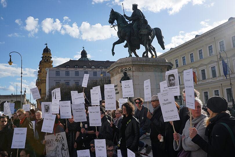 Tausende Demonstranten haben vor dem Start des NSU-Prozesses in München an das Schicksal der Opfer erinnert. Sie verlangten einen konsequenten Kampf gegen die braune Gefahr. Die Bilder!