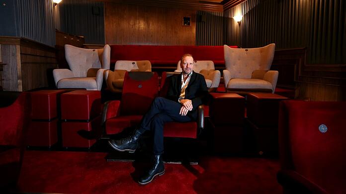 Gerade frisch renoviert: Christian Pfeil in seinem Arena Kino. Nur die neuen Stühle sind noch nicht da. Aber so ist's ja auch schön.