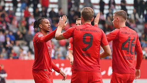 Michael Olise (l.) verschärft die Konkurrenzsituation in Bayerns Offensive deutlich.