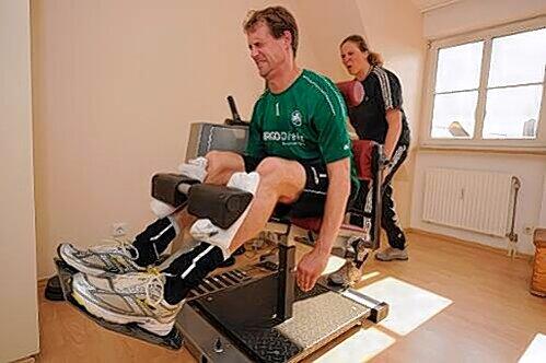 Thomas Kleine (beim Fitnesstest) ist heute zum Traininggsauftakt dabei,  Abdessalam Benjelloun ist fraglich.