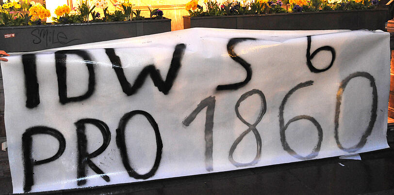 Rund 150 Löwen-Fans sind am Samstagabend für die Rettung des TSV 1860 München auf die Straße gegangen. Die Bilder von der Demo am Marienplatz.