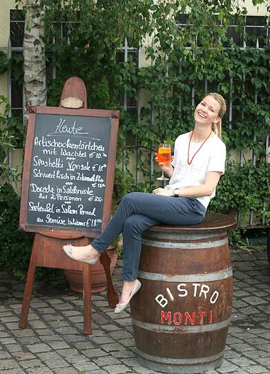 Sarah Gässler vor dem &bdquo;Bistro Monti&ldquo; &ndash; heute abend (15.7.) steigt hier das große Sommerfest.