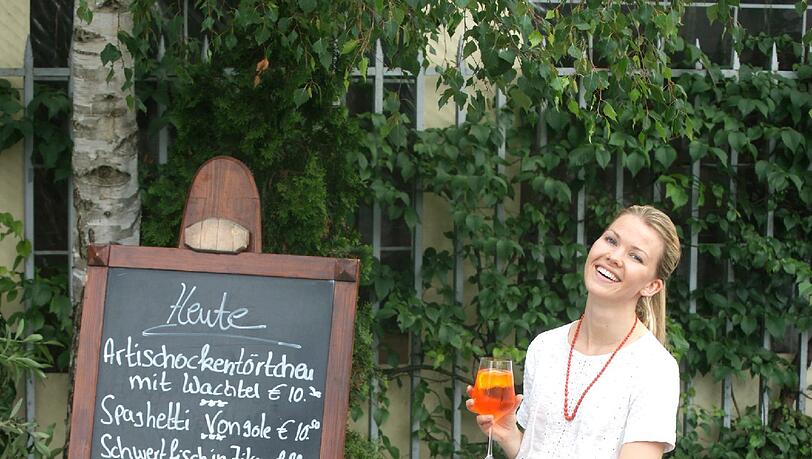 Sarah Gässler vor dem „Bistro Monti“ – heute abend (15.7.) steigt hier das große Sommerfest. Sarah Gässler vor dem „Bistro Monti“ – heute abend (15.7.) steigt hier das große Sommerfest.