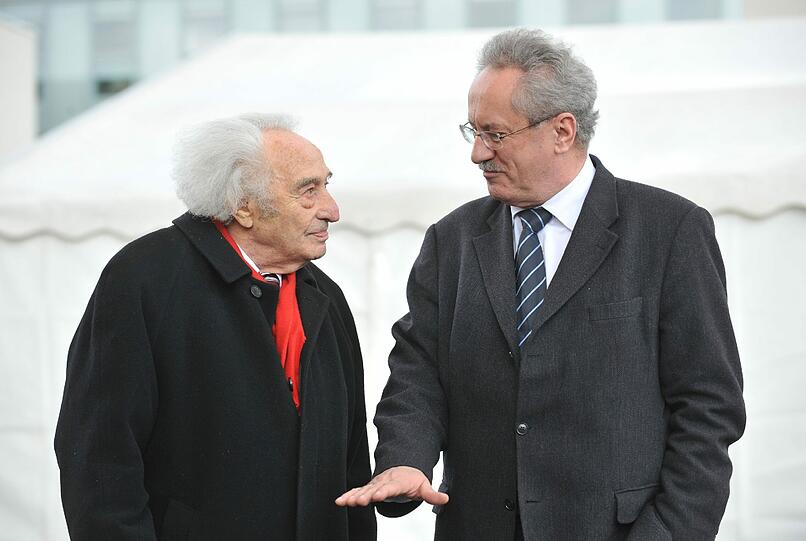 Unter den Gästen bei der Grundsteinlegung waren auch namhafte Persönlichkeiten. Auf dem Bild unterhält sich Ude mit Max Mannheimer. Mannheimer überlebte unter anderen die Konzentrationslager Auschwitz und Dachau.