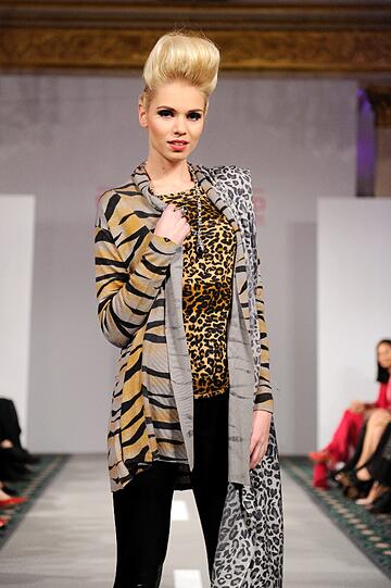 Ein Model auf der Susanne Wiebe Munich Fashion Show Bayerischen Hof.