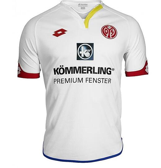 Auswärts spielen die Mainzer hingegen in weiß. Auffällig ist der gebogene V-Ausschnitt.