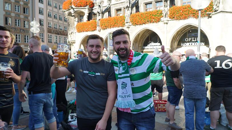 Auf dem Marienplatz feiern bereits die Celtic-Fans.