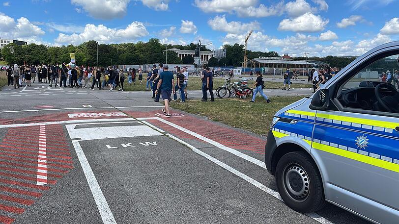 G7-Demonstranten bei der Auftaktkundgebung auf der Theresienwiese.