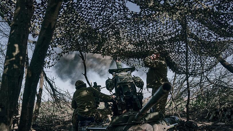 Ukrainische Soldaten feuern eine Kanone auf russische Stellungen an der Frontlinie in der Nähe von Bachmut, Region Donezk. Ukrainische Soldaten feuern eine Kanone auf russische Stellungen an der Frontlinie in der Nähe von Bachmut, Region Donezk.