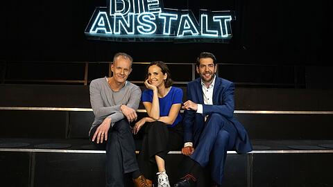 Max Uthoff, Maike K&uuml;hl und Claus von Wagner moderieren die Satiresendung "Die Anstalt".