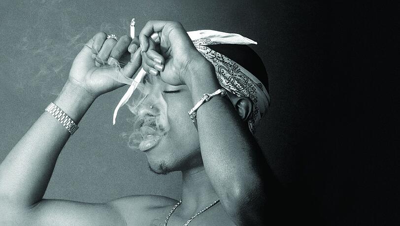 Am 7. September 1996 wurde Tupac Shakur angeschossen, wenige Tage sp&auml;ter erlag er im Alter von 25 Jahren seinen Verletzungen. In seiner kurzen Karriere und danach verkaufte der Rapper 51 Millionen Tontr&auml;ger.