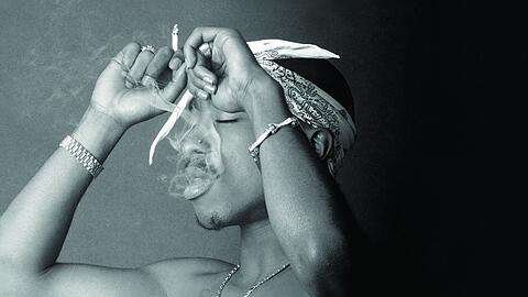 Am 7. September 1996 wurde Tupac Shakur angeschossen, wenige Tage sp&auml;ter erlag er im Alter von 25 Jahren seinen Verletzungen. In seiner kurzen Karriere und danach verkaufte der Rapper 51 Millionen Tontr&auml;ger.