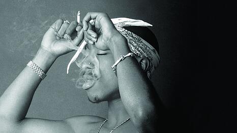Am 7. September 1996 wurde Tupac Shakur angeschossen, wenige Tage sp&auml;ter erlag er im Alter von 25 Jahren seinen Verletzungen. In seiner kurzen Karriere und danach verkaufte der Rapper 51 Millionen Tontr&auml;ger.