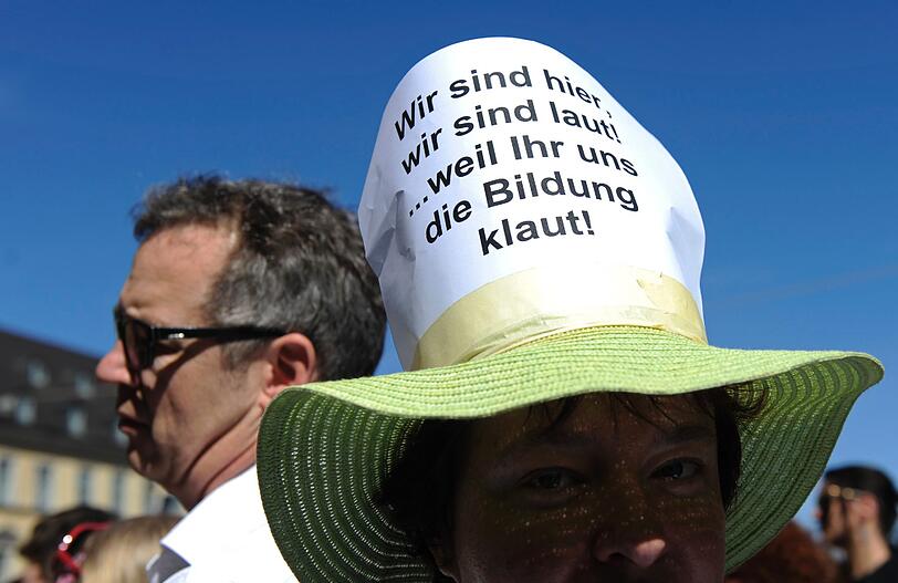 "Mehr Geld für Bildung": Bei strahlendem Sonnenschein demonstrierten Eltern auf dem Odeonsplatz für ihre Kinder.