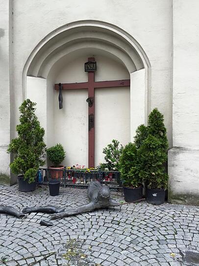 Ein geistig verwirrter Mann hat am Sendlinger Tor die große Jesus-Figur vom Kreuz gerissen und zerstört!