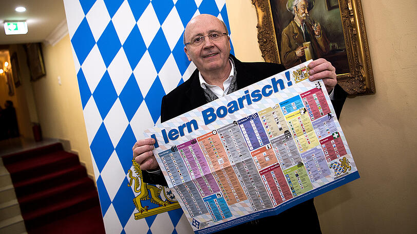 Martin Neumeyer (CSU), der Integrationsbeauftragte der bayerischen Staatsregierung mit der Sprachtafel "I lern boarisch".