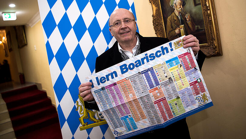 Martin Neumeyer (CSU), der Integrationsbeauftragte der bayerischen Staatsregierung mit der Sprachtafel "I lern boarisch". Martin Neumeyer (CSU), der Integrationsbeauftragte der bayerischen Staatsregierung mit der Sprachtafel "I lern boarisch".