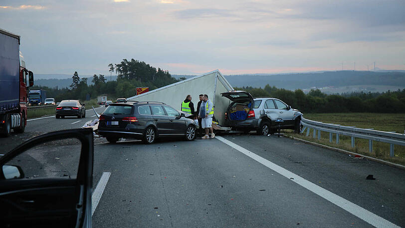 Weitere Bilder von der Unfallstelle auf der A9 bei Bayreuth.