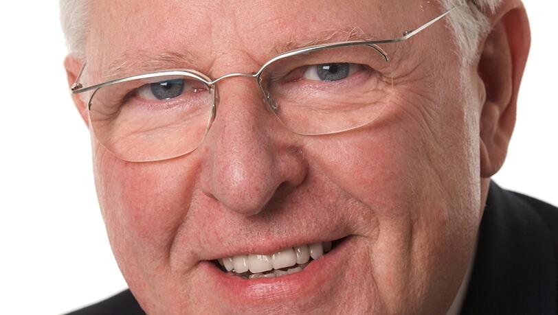 Heinrich Oberreuter. Der Politologe (77) war von 1993 bis 2011 Direktor der Akademie für Politische Bildung in Tutzing. Bis zu seiner Emeritierung 2010 war er zugleich Ordinarius für Politikwissenschaft an der Universität Passau. Heute ist er dort Direktor des Instituts für Journalistenausbildung Passau. Heinrich Oberreuter. Der Politologe (77) war von 1993 bis 2011 Direktor der Akademie für Politische Bildung in Tutzing. Bis zu seiner Emeritierung 2010 war er zugleich Ordinarius für Politikwissenschaft an der Universität Passau. Heute ist er dort Direktor des Instituts für Journalistenausbildung Passau.