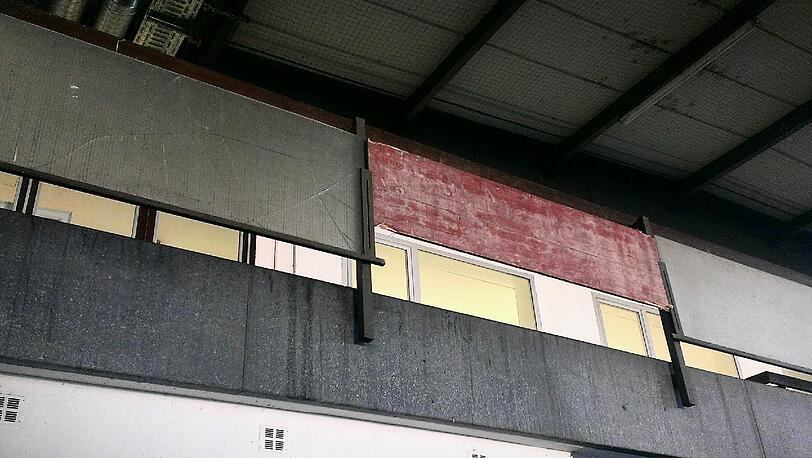 Kaputte Glasscheiben - und ein Brett als Ersatz.