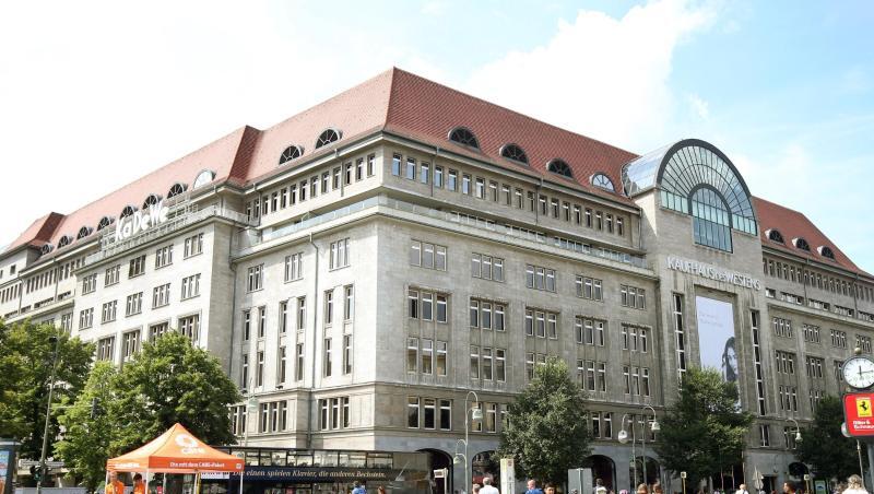 Vor allem Touristen aus Nicht-EU-Ländern wie China, Russland und den Golfstaaten shoppen gerne - auch, weil die Umsatzsteuer bei der Ausreise erstattet werden kann. Vor allem Touristen aus Nicht-EU-Ländern wie China, Russland und den Golfstaaten shoppen gerne - auch, weil die Umsatzsteuer bei der Ausreise erstattet werden kann.