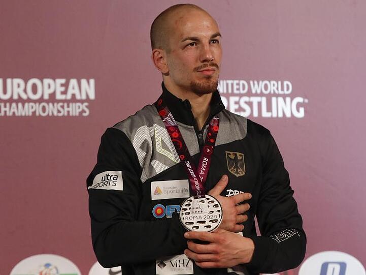 Frank Stäbler bei der Siegerehrung mit seiner Goldmedaille.