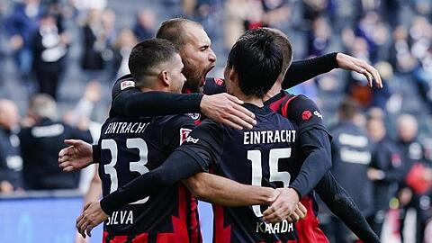 Frankfurts Torschütze Bas Dost (2.v.l.) jubelt mit Mannschaftskollegen über das Tor zum 2:1.