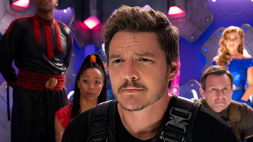 Pedro Pascal (Mitte) sieht in "We Can Be Heroes" der Gefahr als Superheld ins Auge.
