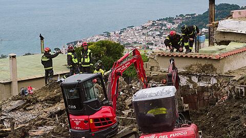 Rettungskräfte sind nach einem Erdrutsch auf der italienischen Insel Ischia im Einsatz.