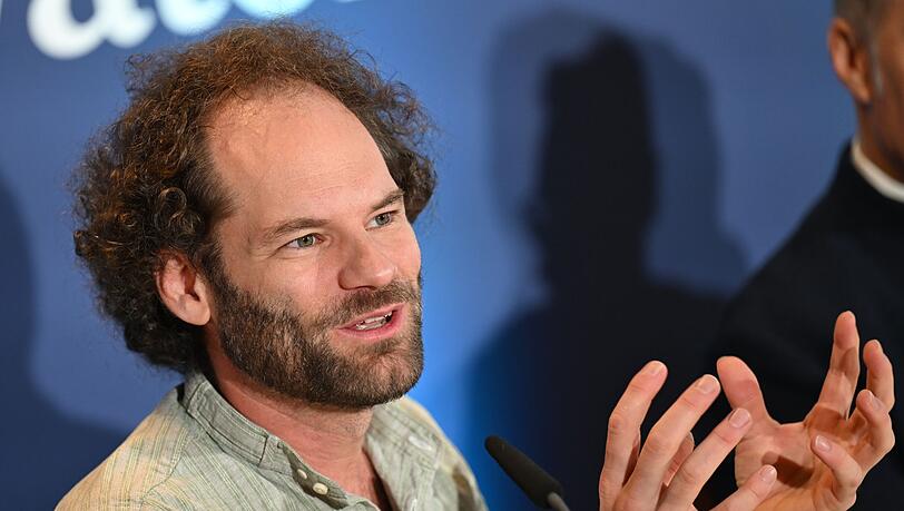 Der Fastenprediger Maximilian Schafroth spricht bei der Pressekonferenz zur Salvator-Probe 2024 am Nockherberg.