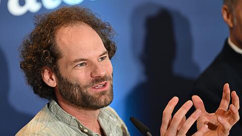Der Fastenprediger Maximilian Schafroth spricht bei der Pressekonferenz zur Salvator-Probe 2024 am Nockherberg.