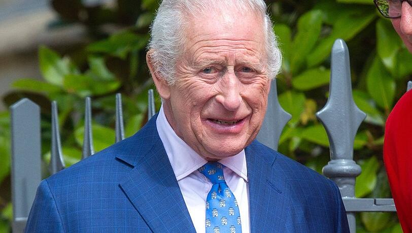 König Charles III. schläft offenbar nur in seinem eigenen Bett.