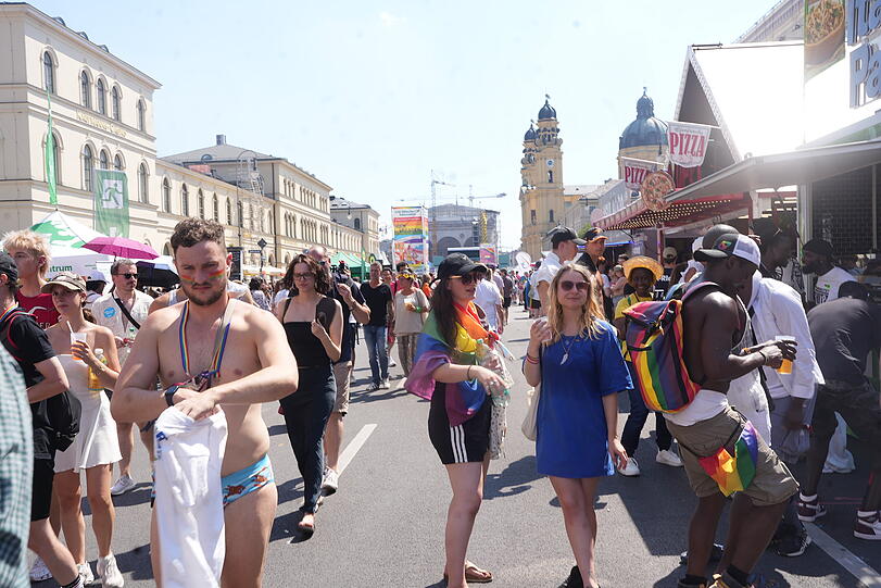Tausende Menschen ziehen zum CSD durch die M&uuml;nchner Innenstadt.