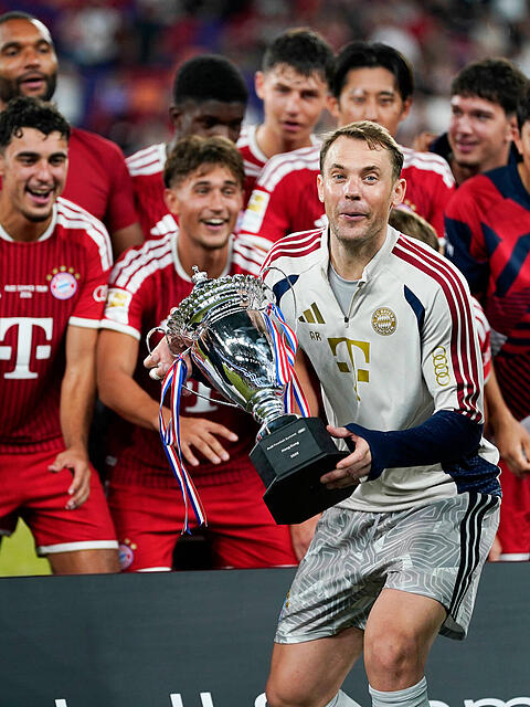 Er hat noch nicht genug: Bayern-Kapit&auml;n Manuel Neuer (M.) will sein drittes Triple gewinnen.
